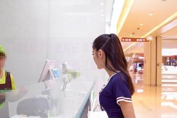 AISS爱丝(黄金版) – 照片记录下了索菲的“穿行”，原图中有不经意的可爱，嘿嘿。