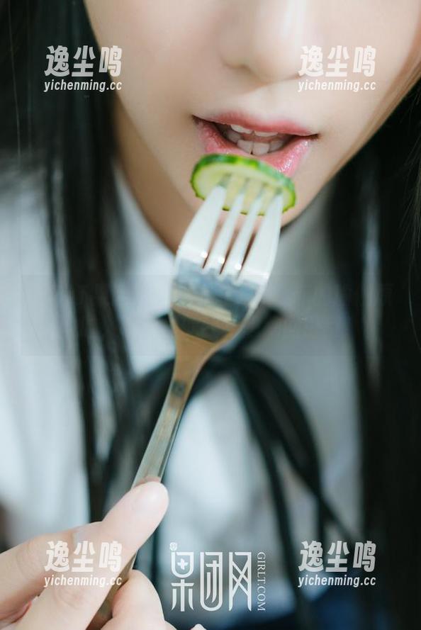 GIRLT果团网 - 当我模仿龚玥菲的瑜伽原图时，镜子里的我只想跑回卧室！