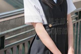 无意间发现的Kitaro_绮太郎粉色衬衫私拍合集：衬衫也有懒得搭的姿态。