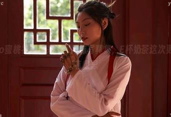 MiiTao蜜桃社 – 又来了！网袜写真集，E杯奶茶这次更新的挺有意思