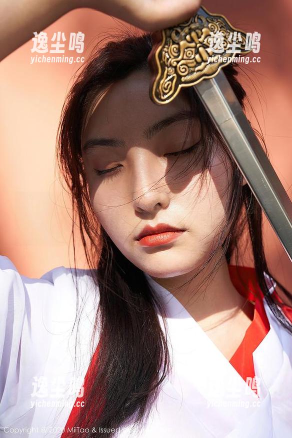 MiiTao蜜桃社 - Mia米娅的泳衣：图库里的迷人泳池派对！