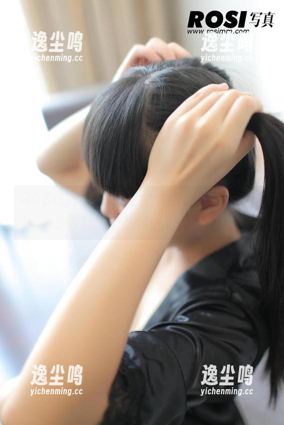 ROSI的双马尾，这全套图片里暗藏了多少娇俏呢？想追踪她的发丝…