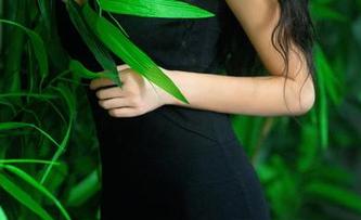 TuiGirl推女郎 – 林萌萌的红裙：穿上这条裙子，我也想飞起来！