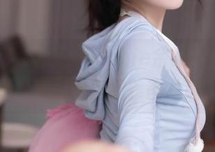 Xiuren秀人网 – sophie余冰在镜头前，难道这是她真实的自我？图片让人好奇。