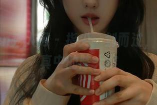 Xiuren秀人网 – 指尖一划而过，户外写真中的陈大榕