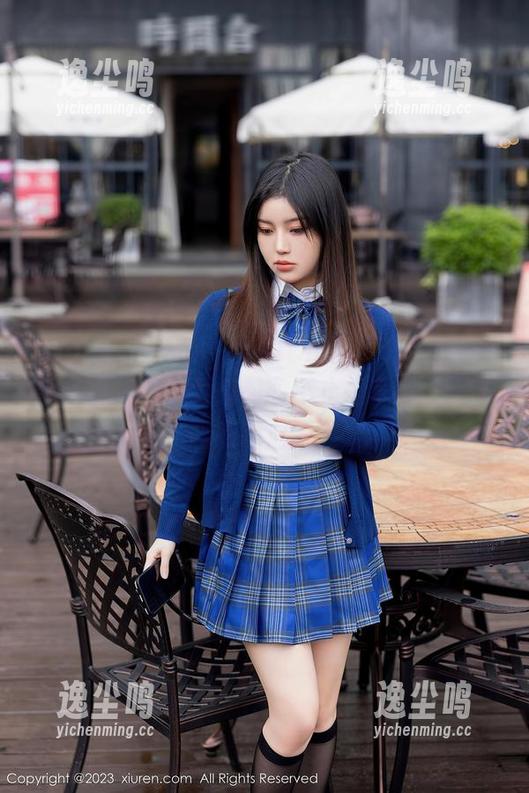 Xiuren秀人网 - 黄可Christine最新泳池写真集：水面反射的不止是身影，还有吗喃喃自语？