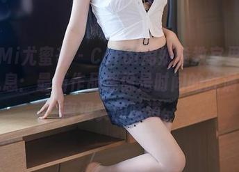 YouMi尤蜜荟 – Carol周妍希教室里飘荡的气息：最新作品集像是时间的旋涡，抽离现实的味道。