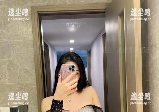 微密圈 - 不爱笑的赛琳与死库水的别样结合，这份写真图册让人忍俊不禁！