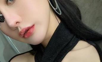 微密圈 – 不爱笑的赛琳的私房图片像是一部少女成长日志，每一帧都让我忍不住想打卡！