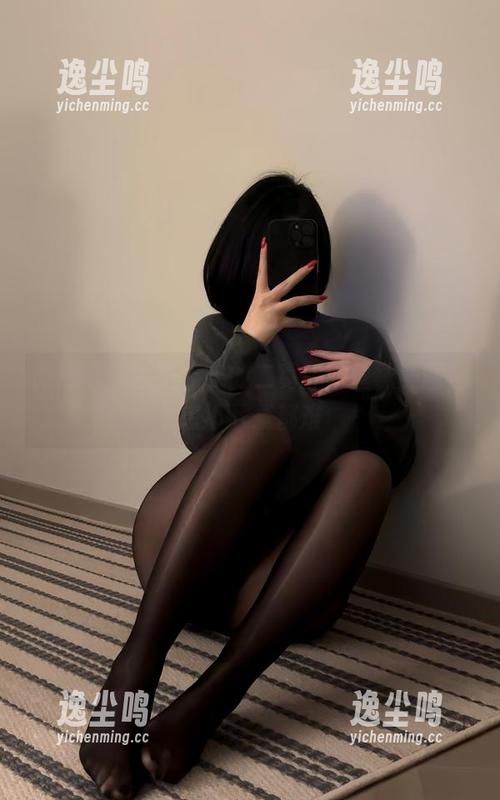 保守的二舅妈 微密圈 - 看了保守的二舅妈的丝袜美图,想不下载都难