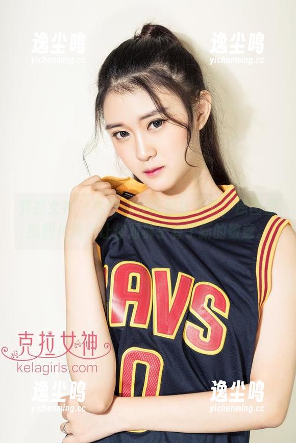 克拉女神 - 牛仔裤穿搭神针芊芊，原图里的照片技巧让你对裤子有了新的敬意。