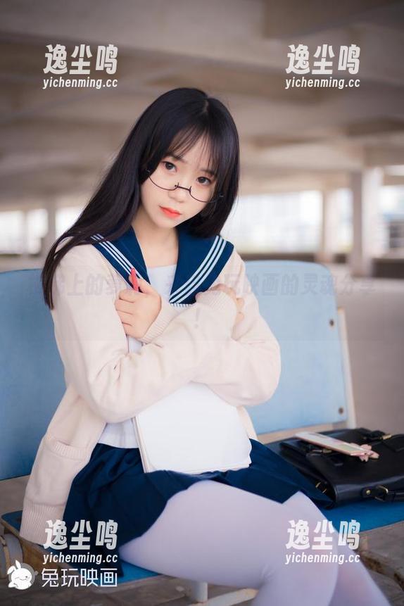 楼梯上的萝莉，来自兔玩映画的灵魂分享！