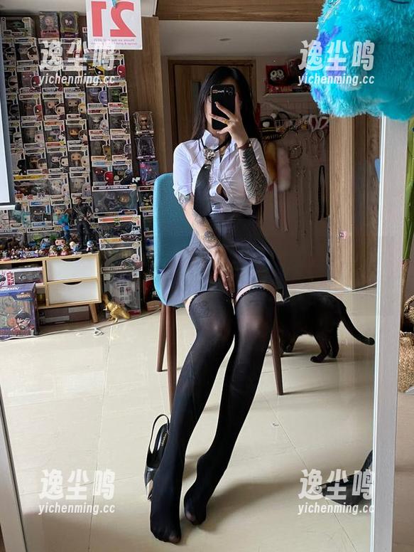微密圈 - 卡通百科老王的红色蕾丝写真，原图之中捕捉到的那种微妙。
