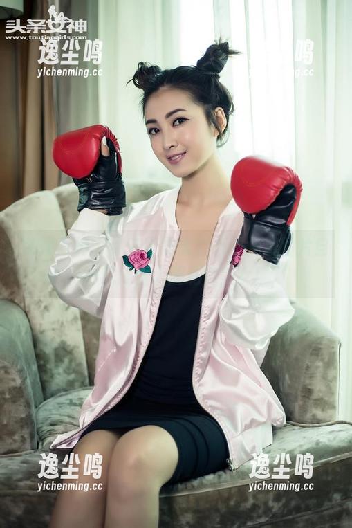 头条女神 - 尹菲不需要打折，免费图片自己就能当大牌私房美女！