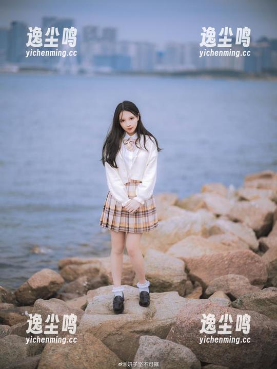 精选妍子坚不可摧婚纱的图片，流露出种难以言喻的美，居然能让人失神。