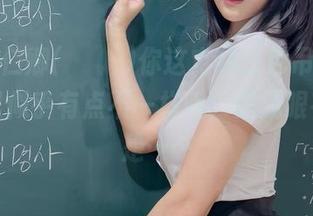 话说姜仁卿(강인경)你这定制蓝色吊带，和图片里似乎有点不一样呢，是我眼花了还是……