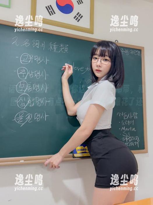 话说姜仁卿(강인경)你这定制蓝色吊带，和图片里似乎有点不一样呢，是我眼花了还是……