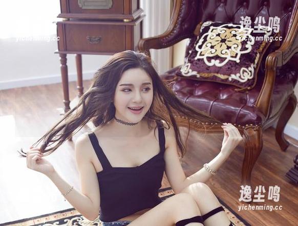 尤物馆 - 用小仓鼠的性感肚兜写真唤醒你的想象，套图内藏玄机