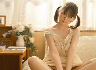 幼水铃衣空姐写真，美图精选让人想探个究竟。
