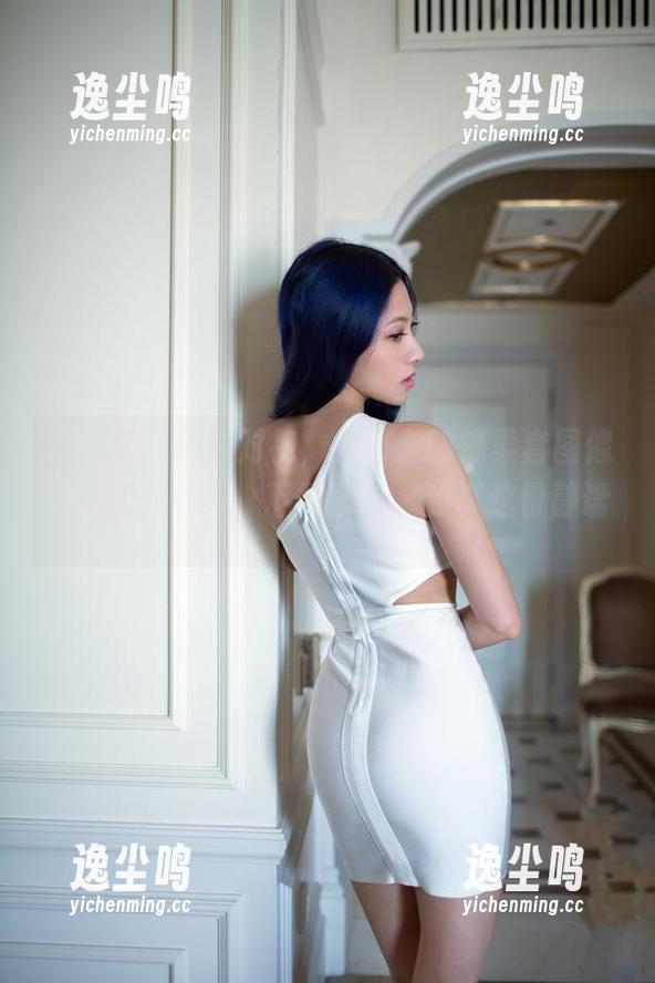 推女郎 - 随意对视，何何夕的温柔套图像是低语的清风，下载一份，独享这份静谧。