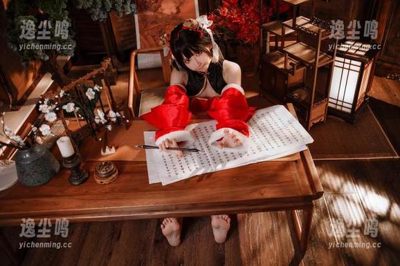 一块吞噬你视线的短裙，最新美图带着“是三不是世w”的个性，满满期待。
