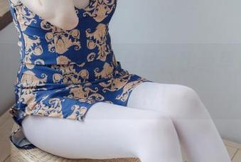 森萝财团：原图热裤白丝，比我早晨那杯咖啡还提神！