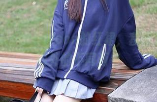 秀人网 – 伊一Moon的红裙，套图变身室内外的不同画卷