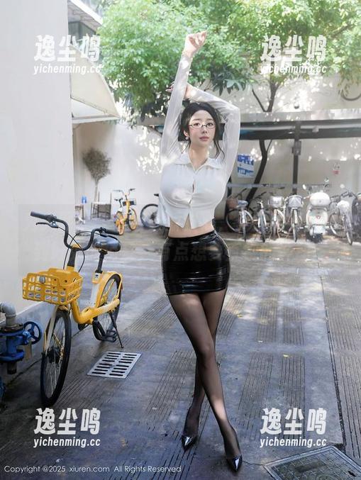 秀人网 - 一波波最新甜心，伊诺图集里恰到好处的俏皮，有点想要直视的冲动。