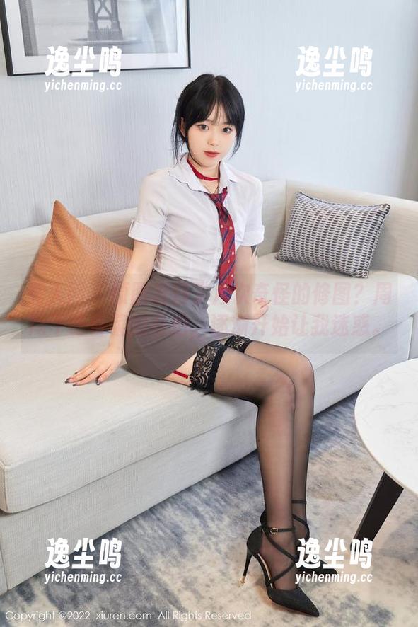 秀人网 - 原图进行了几次奇怪的修图？周周不吃香菜的私拍，逐渐开始让我迷惑。