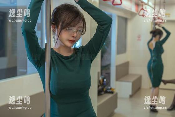 沙滩上的“情书”：秋和柯基以图片为媒，海风亲吻边缘