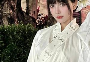 等不及了！秋山AkI的最新套图，就让我们一同穿越到一个“纯白”王国吧