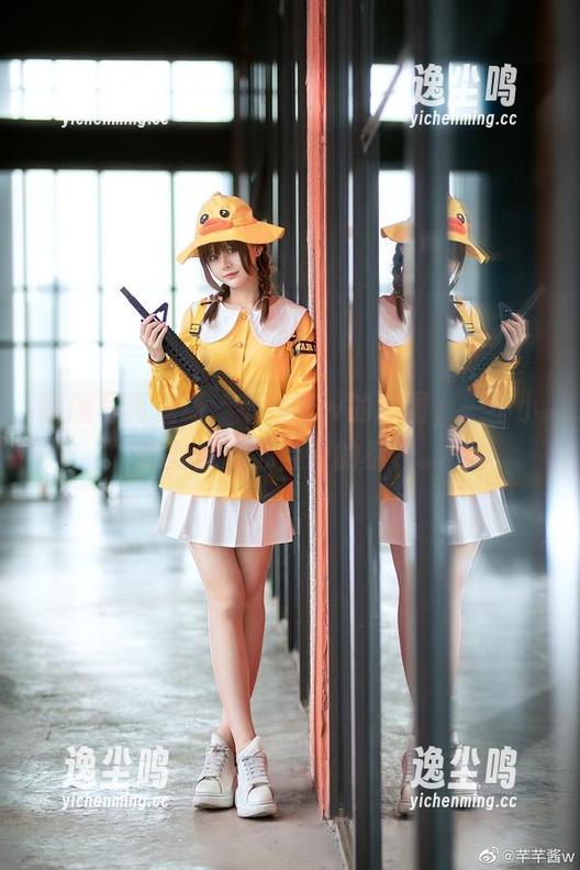 制服写真现场：芊芊酱w的原图，一不小心就成了心目中的标杆。