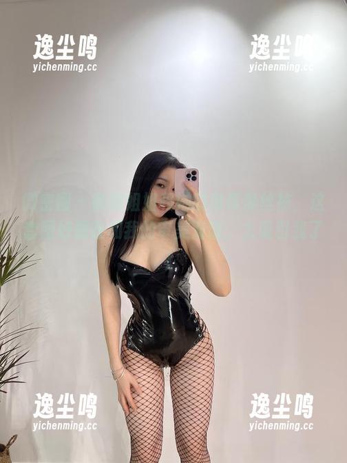 微密圈 - 铁锤姐姐和她的吊带黑丝袜，这套图好像在和我的审美对话，太吸引我了！