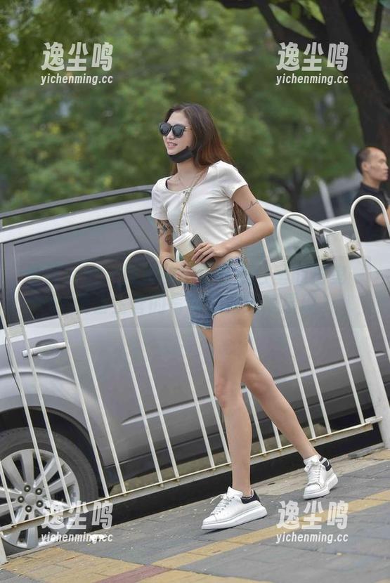魔镜街拍 - 婷婷的粉裙在办公室的摇曳—销售主管的写真原图细腻展现