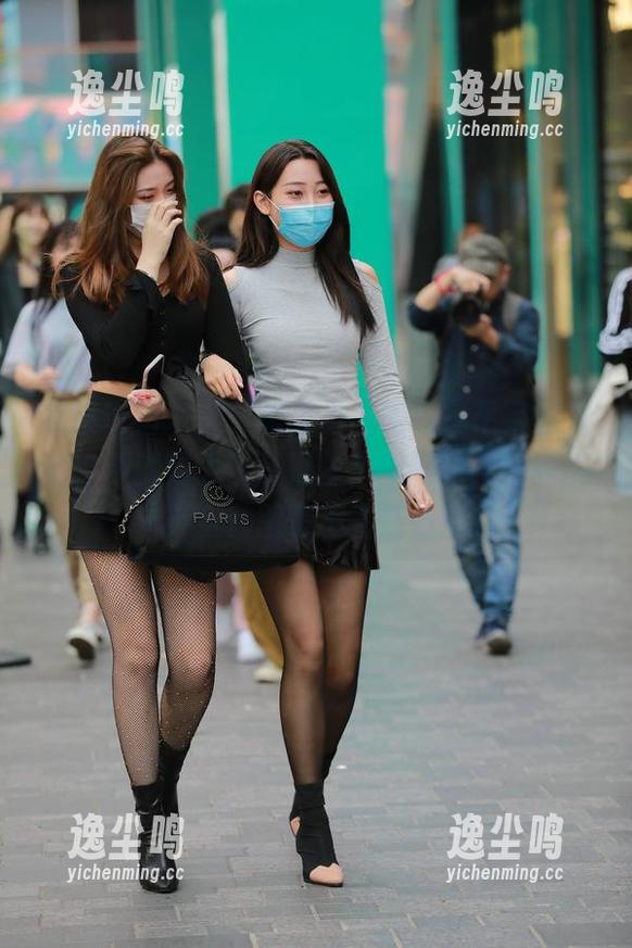 魔镜街拍 - 哇，婷婷身上的白色吊带连衣裙，不就是为了让黑丝大美腿更惹眼的吗？全套图集不看后悔！