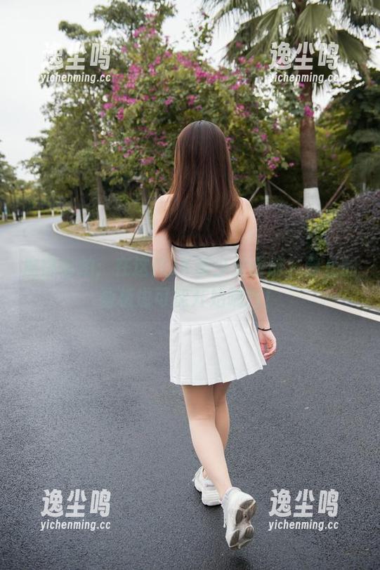 魔镜街拍：在这位JK美少女面前，静止的画板也可能开始喘气！