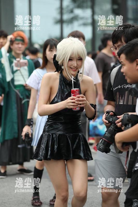 阿斯顿！魔镜街拍的沙面公园图集，肉丝小姐姐的每一张照片都像是在求搭讪。