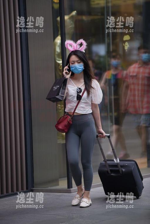 魔镜街拍轻轻松松驾驭无圣光，细长美腿套图看得我眼睛都直了