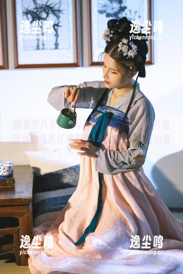 翻看鹿八岁baby这组红色写真，照片里流淌的气氛让我想到了那些未说出口的事……